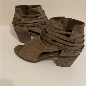 Jellypop Stylish Tan Ankle Boots peep toe heels side zip Charli NWT booties 8.5